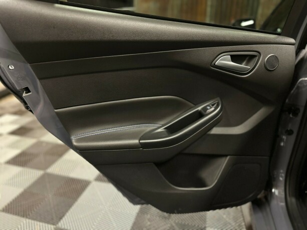 ford-focus-bensin-2017-big-54