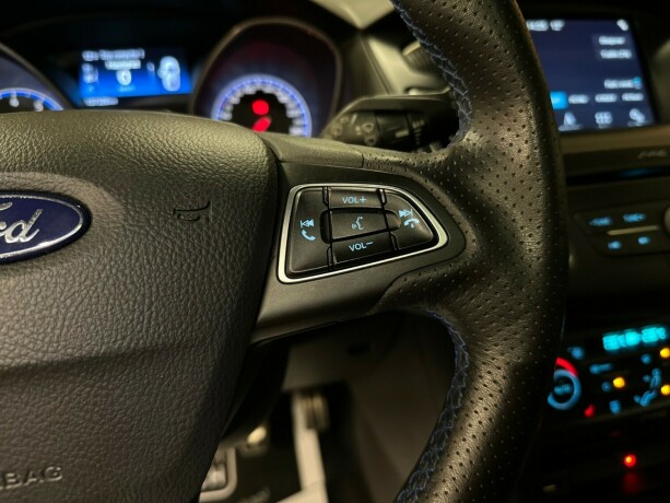 ford-focus-bensin-2017-big-32
