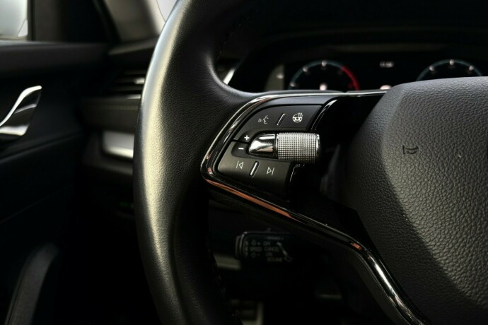 skoda-octavia-scout-diesel-2021-big-17