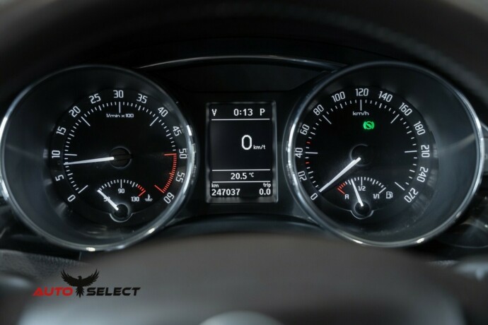 skoda-superb-diesel-2012-big-29