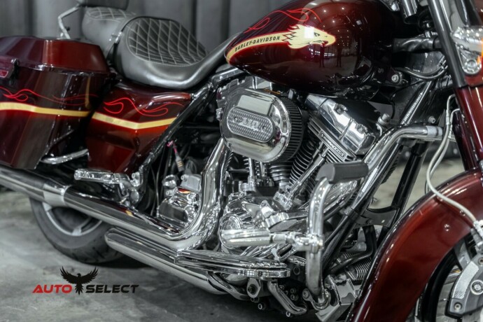 harley-davidson-street-glide-flhxse-cvo-bensin-2010-big-3