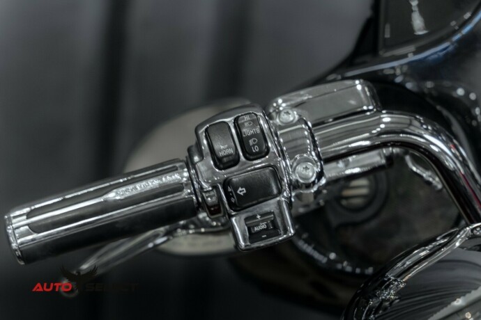 harley-davidson-street-glide-flhxse-cvo-bensin-2010-big-21