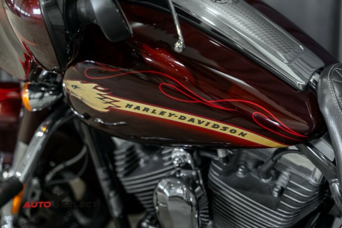 harley-davidson-street-glide-flhxse-cvo-bensin-2010-big-12
