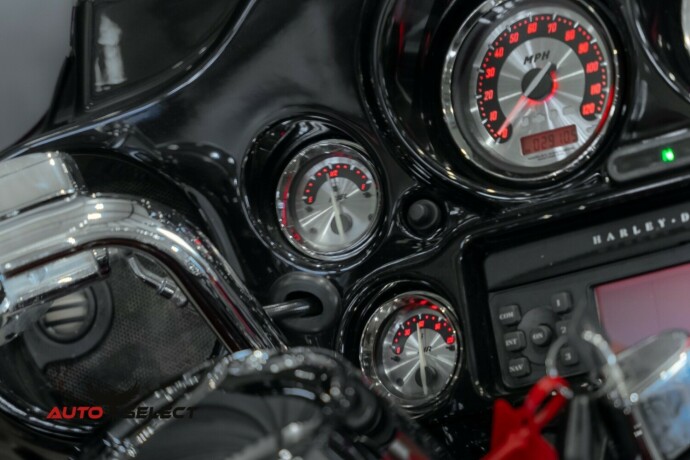 harley-davidson-street-glide-flhxse-cvo-bensin-2010-big-16