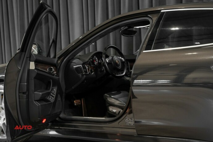 porsche-panamera-bensin-2011-big-29