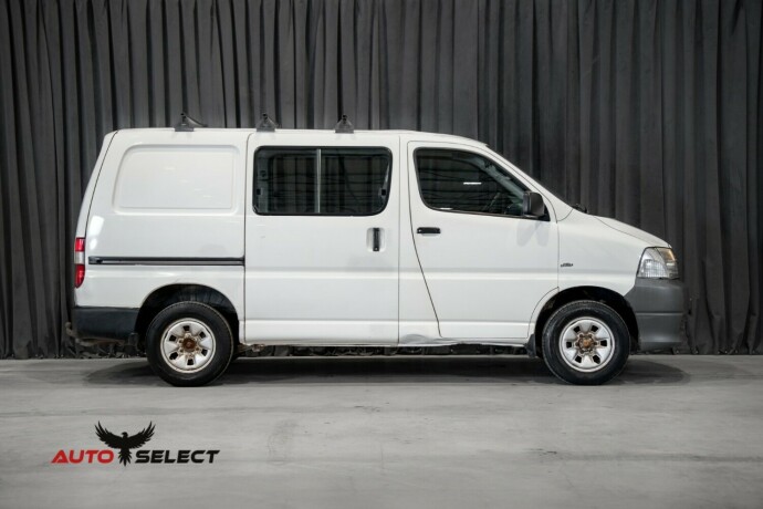 toyota-hiace-diesel-2008-big-10