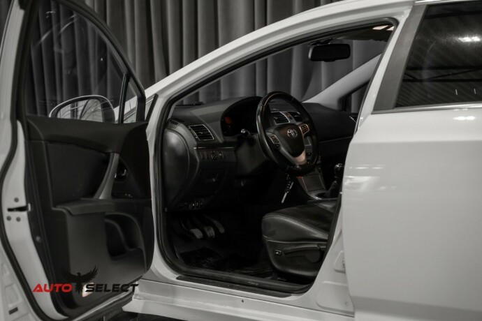 toyota-avensis-bensin-2013-big-19