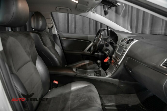 toyota-avensis-bensin-2013-big-17