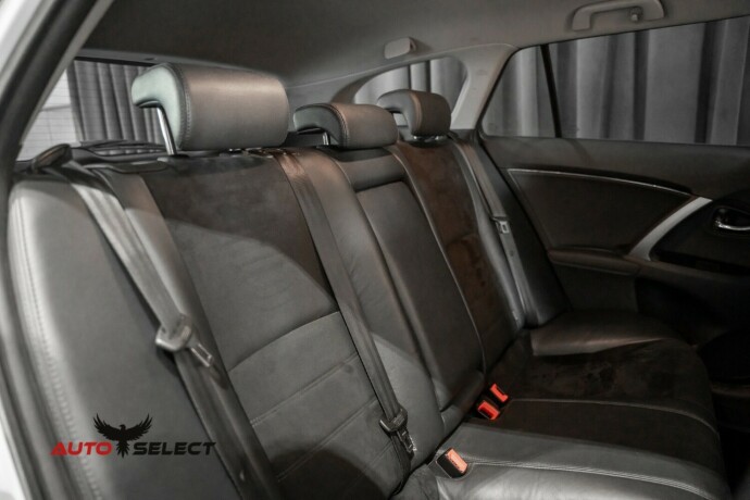 toyota-avensis-bensin-2013-big-13