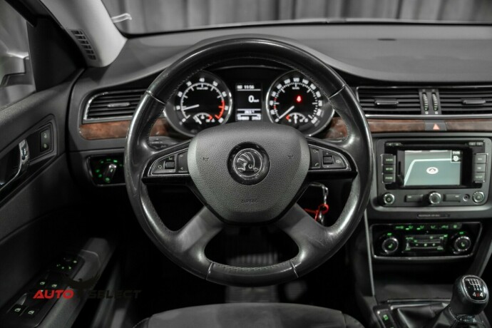 skoda-superb-bensin-2014-big-25