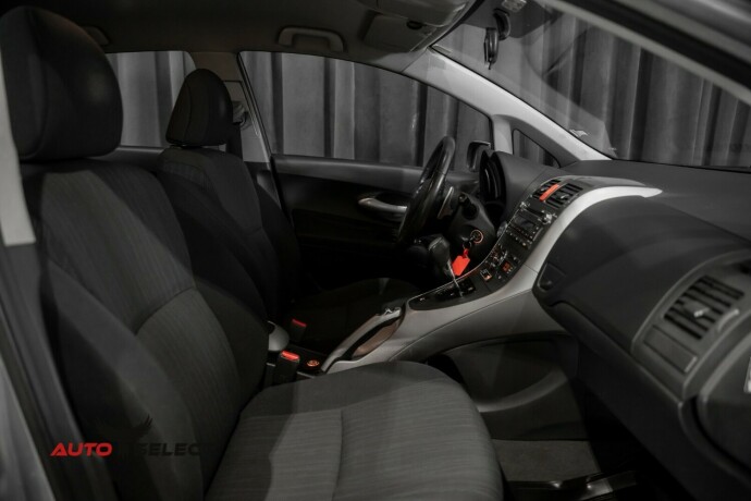 toyota-auris-diesel-2009-big-17
