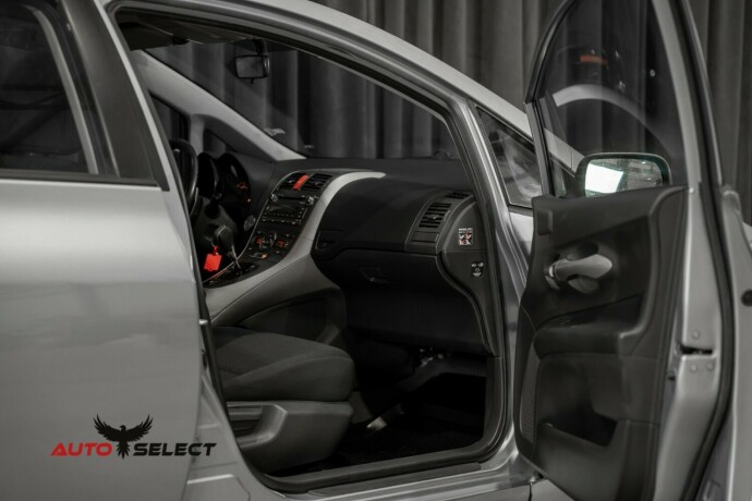 toyota-auris-diesel-2009-big-16