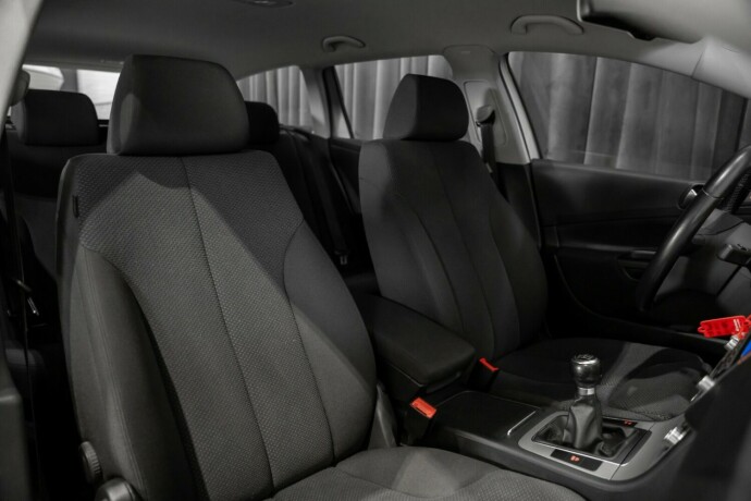 volkswagen-passat-bensin-2010-big-19