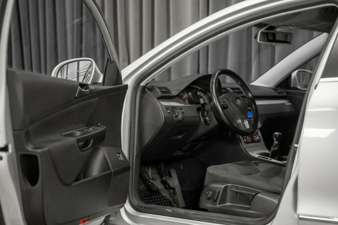 volkswagen-passat-bensin-2010-big-20