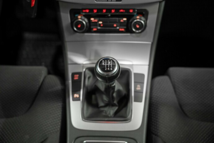 volkswagen-passat-bensin-2010-big-33