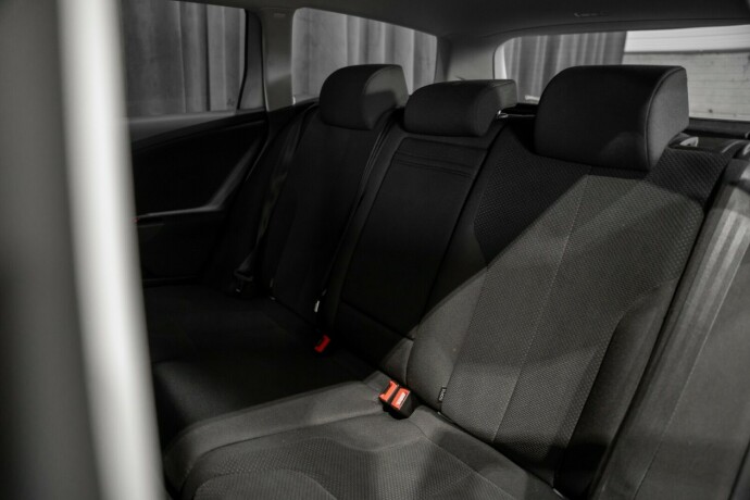 volkswagen-passat-bensin-2010-big-16