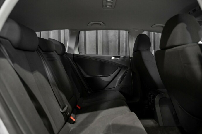 volkswagen-passat-bensin-2010-big-13