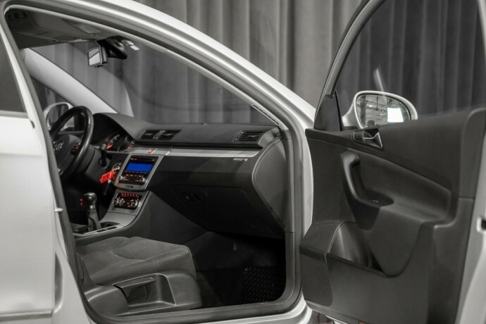 volkswagen-passat-bensin-2010-big-17