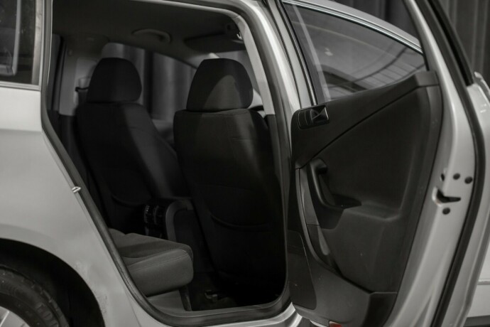 volkswagen-passat-bensin-2010-big-12