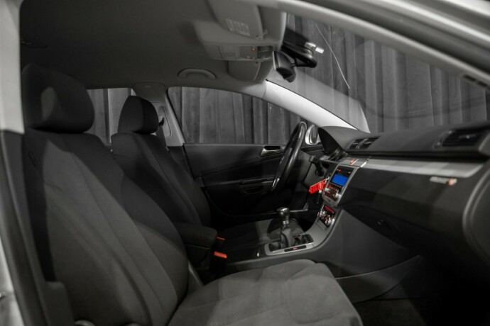 volkswagen-passat-bensin-2010-big-18