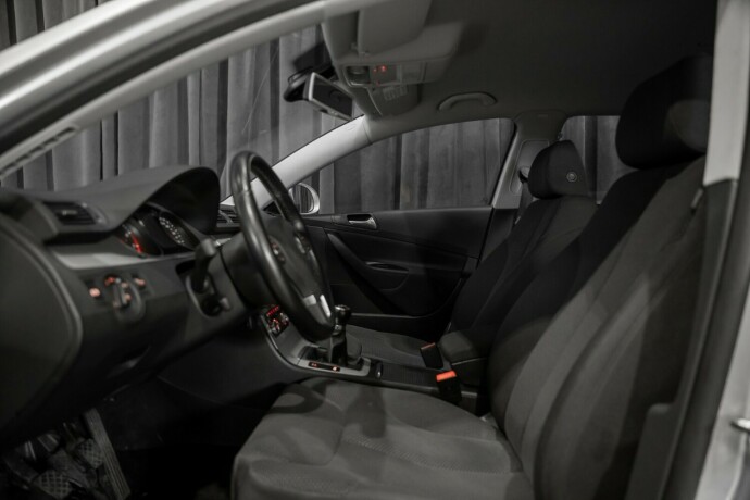 volkswagen-passat-bensin-2010-big-23