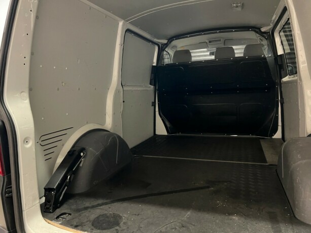 volkswagen-transporter-diesel-2015-big-26