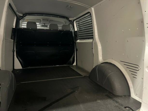 volkswagen-transporter-diesel-2015-big-27