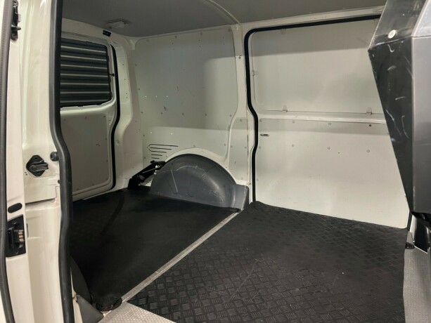 volkswagen-transporter-diesel-2015-big-23