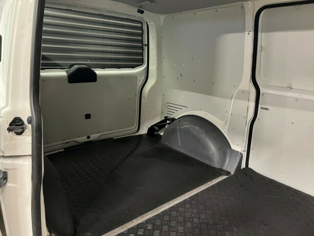 volkswagen-transporter-diesel-2015-big-24