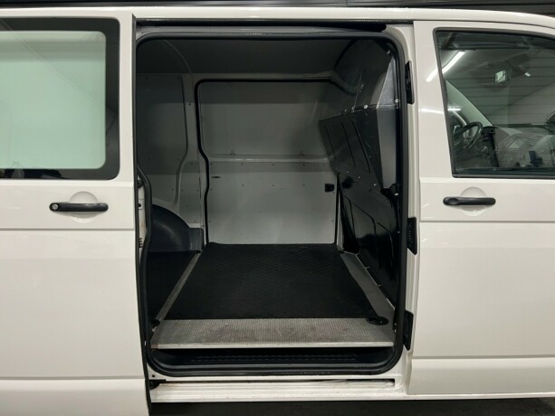volkswagen-transporter-diesel-2015-big-22