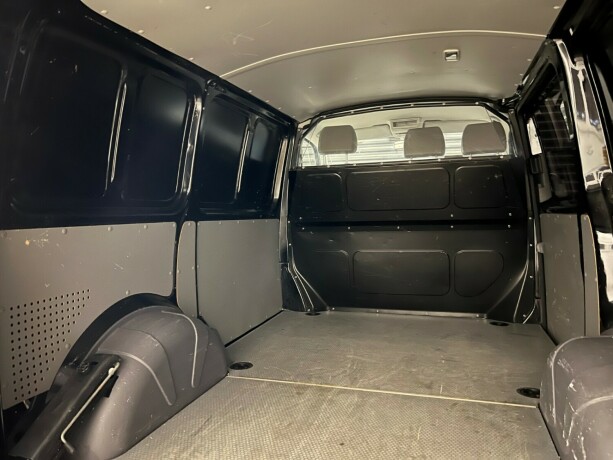 volkswagen-transporter-diesel-2013-big-28