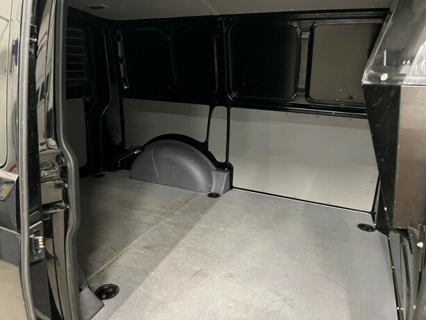 volkswagen-transporter-diesel-2013-big-24