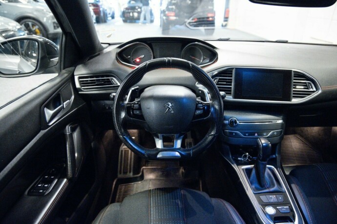 peugeot-308-bensin-2016-big-10