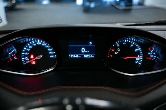 peugeot-308-bensin-2016-big-11