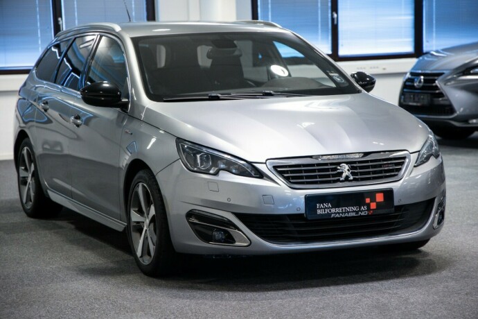 peugeot-308-bensin-2016-big-3