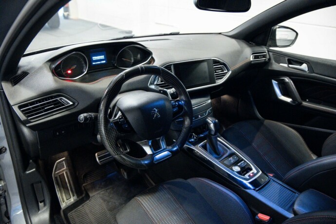 peugeot-308-bensin-2016-big-5
