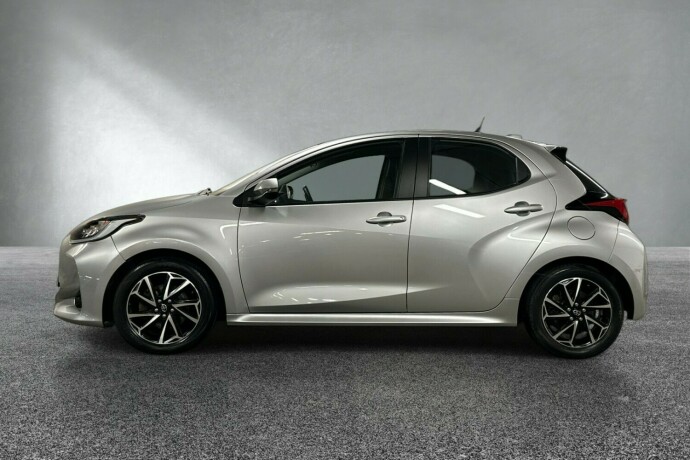 toyota-yaris-elektrisitetbensin-2022-big-1