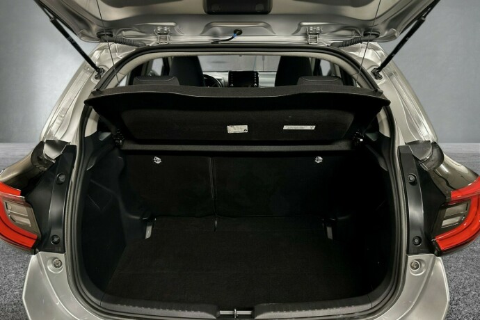 toyota-yaris-elektrisitetbensin-2022-big-18