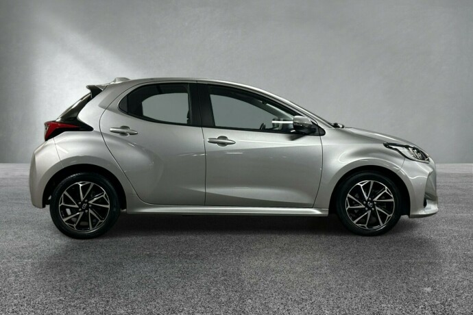 toyota-yaris-elektrisitetbensin-2022-big-5