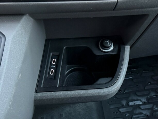 volkswagen-transporter-diesel-2020-big-11