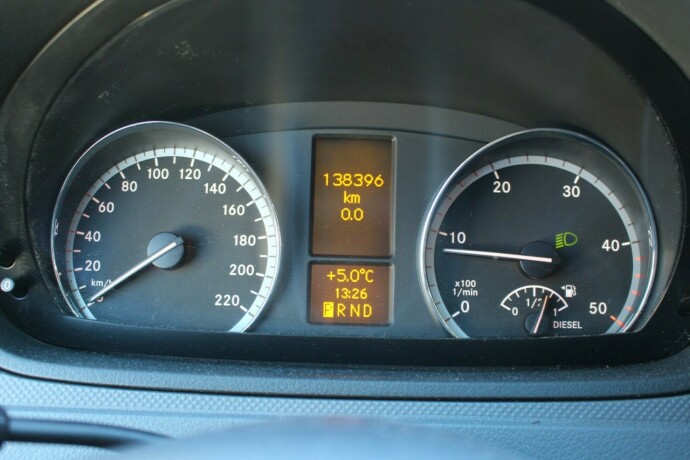 mercedes-benz-vito-diesel-2012-big-10