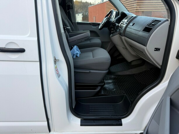 volkswagen-transporter-diesel-2013-big-23