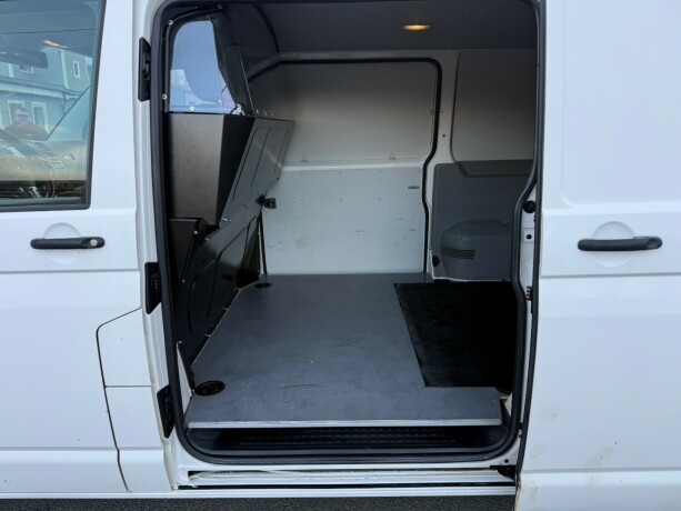 volkswagen-transporter-diesel-2013-big-18