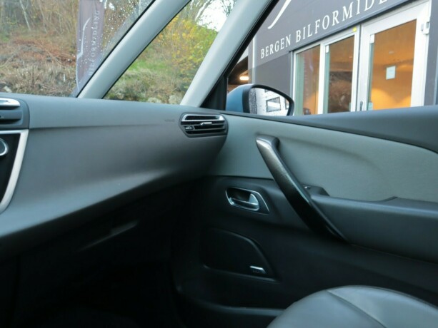 citroen-c4-picasso-bensin-2017-big-15