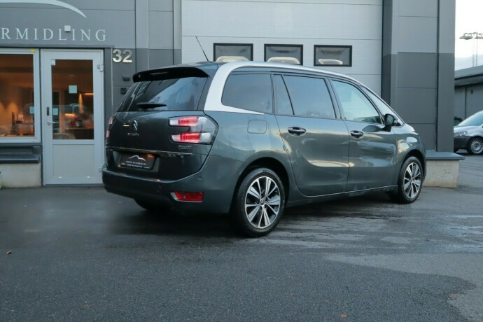 citroen-c4-picasso-bensin-2017-big-1