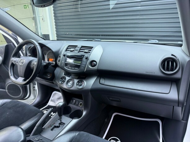 toyota-rav4-bensin-2010-big-11
