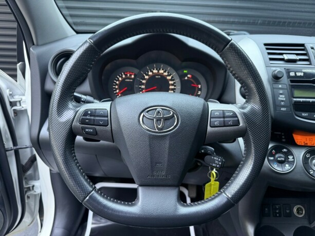 toyota-rav4-bensin-2010-big-13