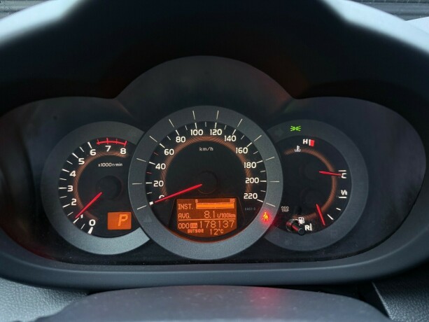 toyota-rav4-bensin-2010-big-17