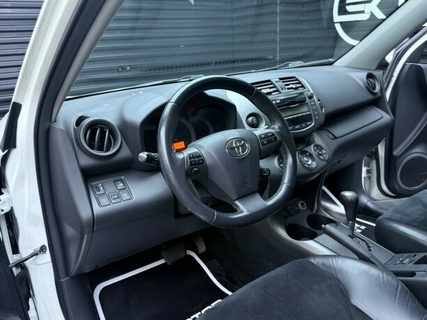 toyota-rav4-bensin-2010-big-10