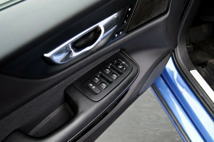 volvo-v60-plug-in-petrol-2020-big-15